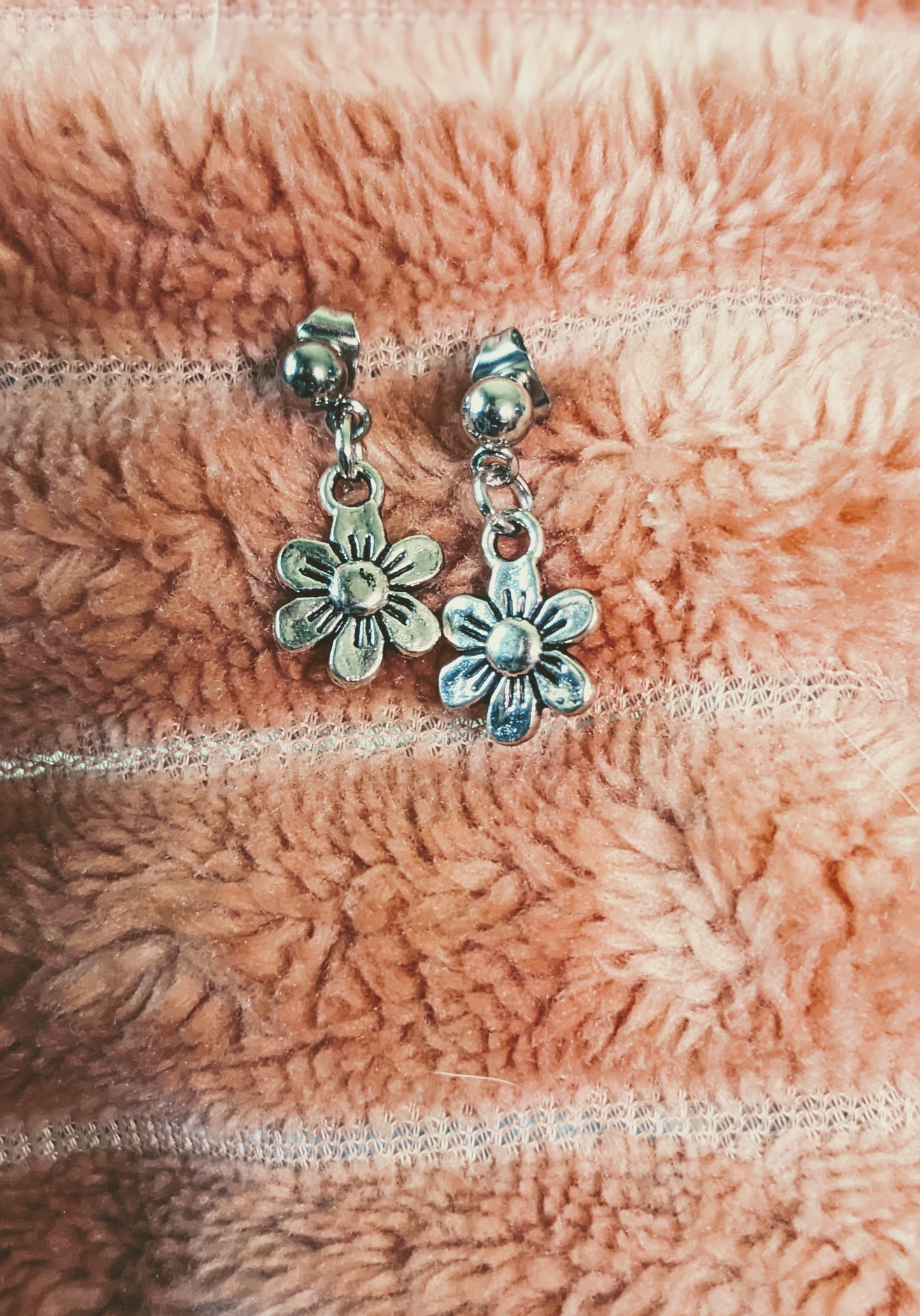 Flower stud earrings