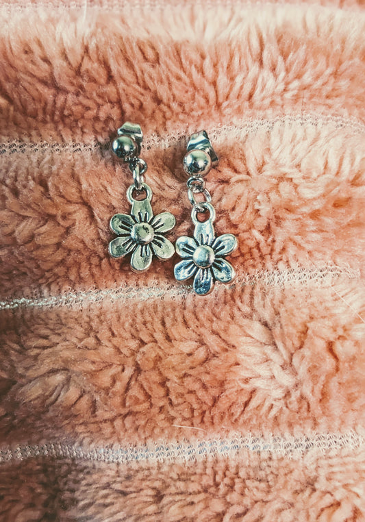Flower stud earrings